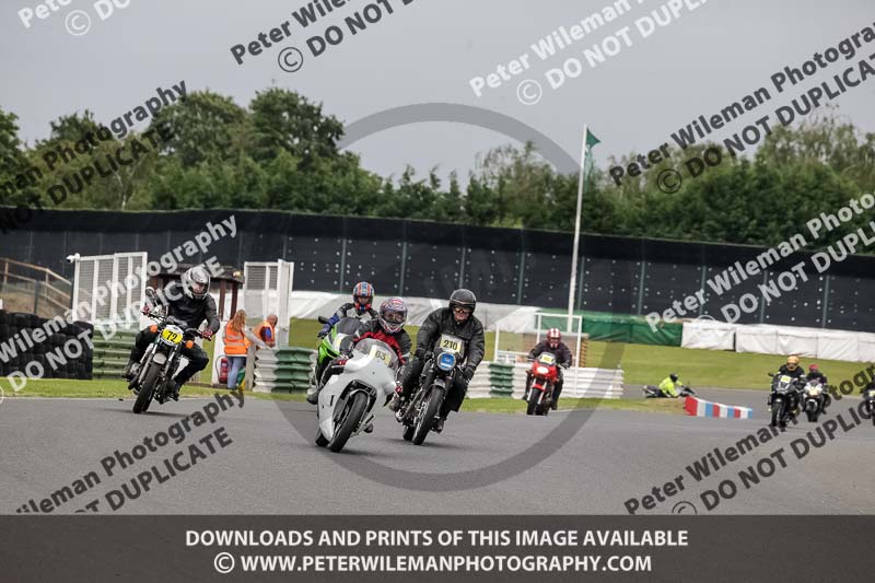 Vintage motorcycle club;eventdigitalimages;mallory park;mallory park trackday photographs;no limits trackdays;peter wileman photography;trackday digital images;trackday photos;vmcc festival 1000 bikes photographs